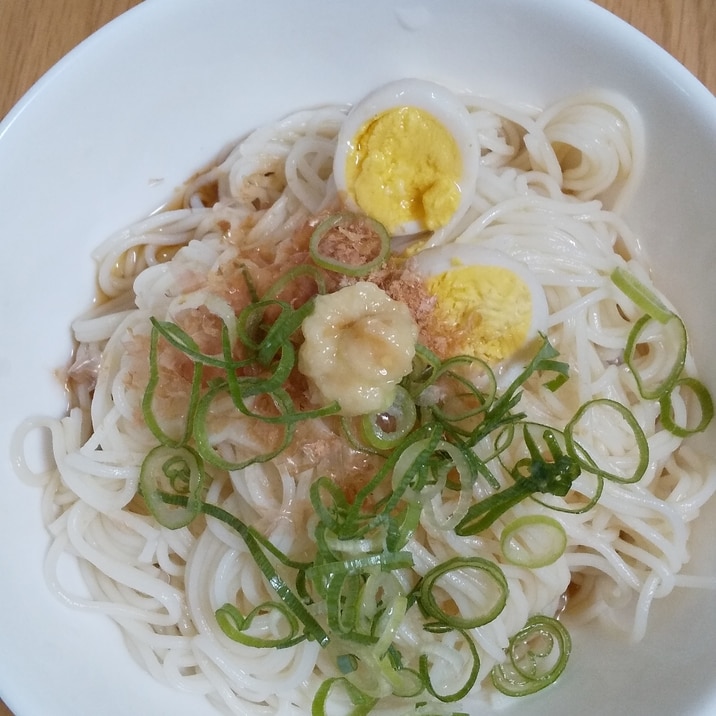 うずらの卵と薬味の冷やしそうめん